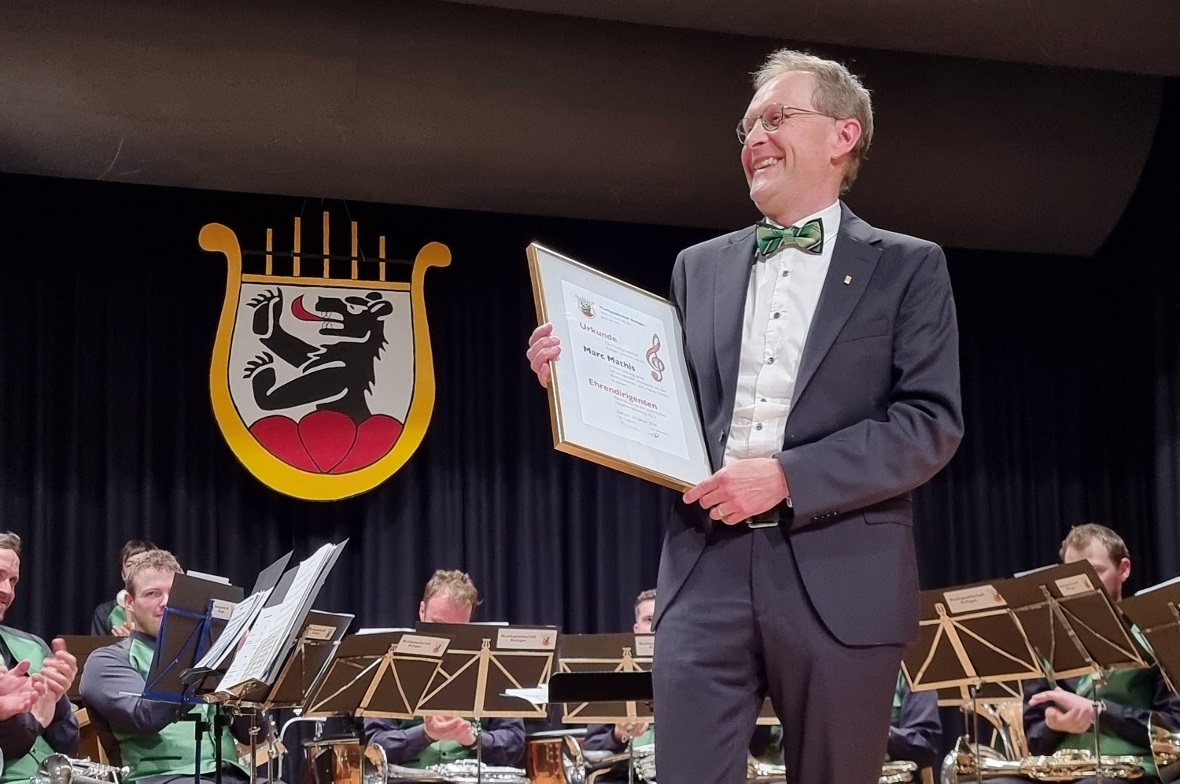 Marc Mathis wurde mit dem Ehrendirigentendiplom ausgezeichnet.