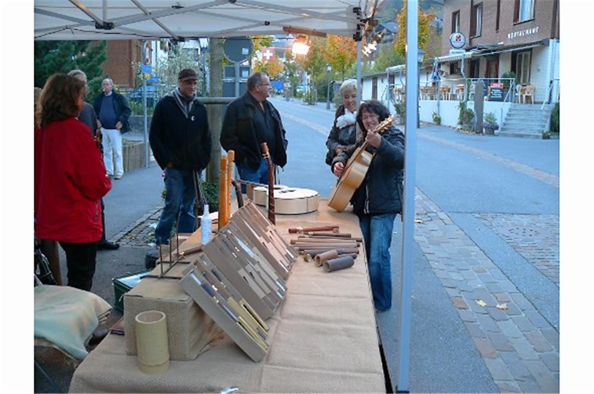 Marc Meyer zeit den Instrumentenbau aus Holz und Bambus.