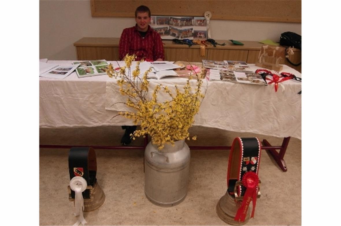 Marc Reichen informiert über die Viehzucht.