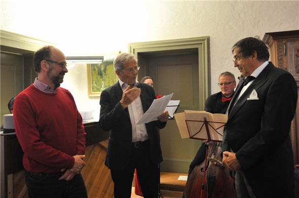 Marc von Felten (links, Kultur Blankenburg) und Robert Wampfler (rechts, Stiftung Schloss Blankenburg) erhalten den diesjährigen Kulturpreis. Sie lauschen der Laudatio von Klaus Burkhalter.