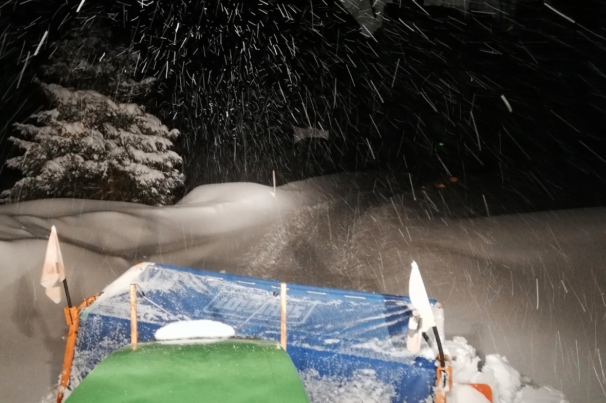 Marcel Dänzer räumt die tief verschneite Strasse ins Sparenmoos.