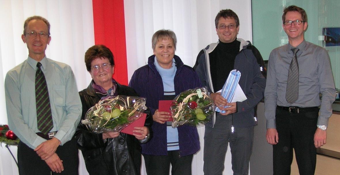 Fusionierte Bank heisst Raiffeisenbank Niedersimmental Marcel Güntert (Bankleiter RB Diemtigen, Mathilde Wiedmer, Brigitta Jenni, Roger Meier und Rolf Mani (Bankleiter RB Niedersimmental-West).