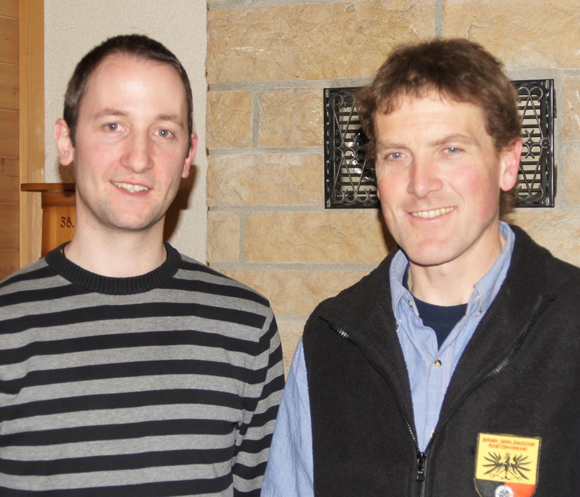 Marcel Joss (l.) aus Langenthal übergibt sein Amt an Peter Schmid aus Wimmis, in dem er ihm symbolisch das offizielle OSV-Gillet anzieht