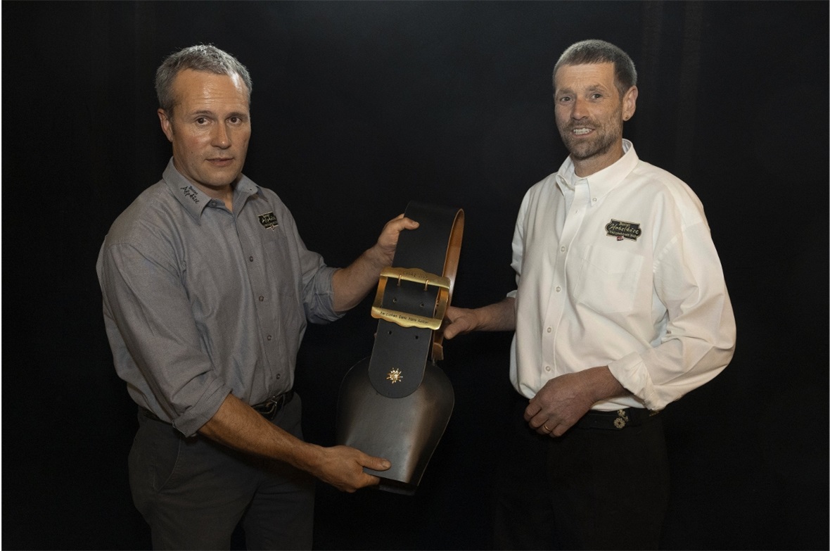 Marcel Rubin (li) überreicht Hans Kohler eine Trychel. Kohler war 16 Jahre im Vo...