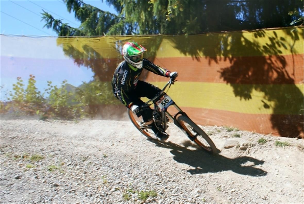 Marco Heim aus Zermatt in der Steilkurve.