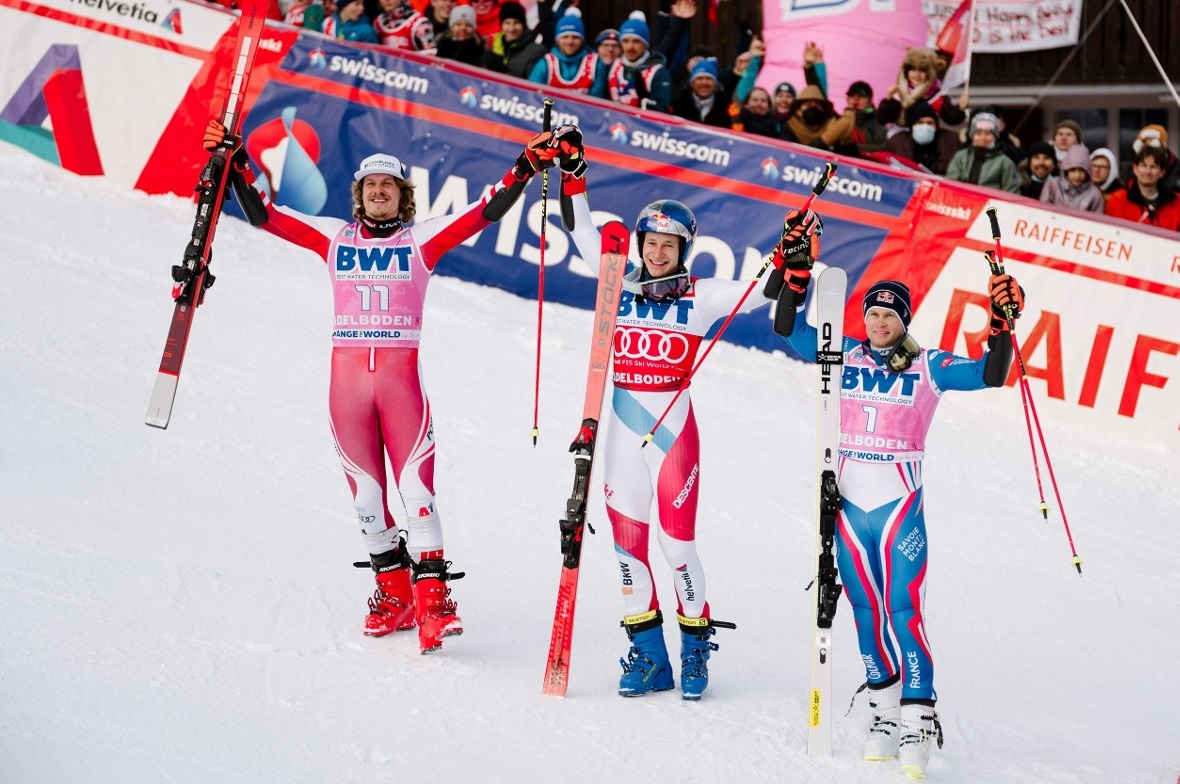 Marco Odermatt (Mitte) sorgt für Furore am Chuenisbärgli: Der Nidwaldner gewann das Heimrennen vor dem Österreicher Manuel Feller und Alexis Pinturault aus Frankreich.