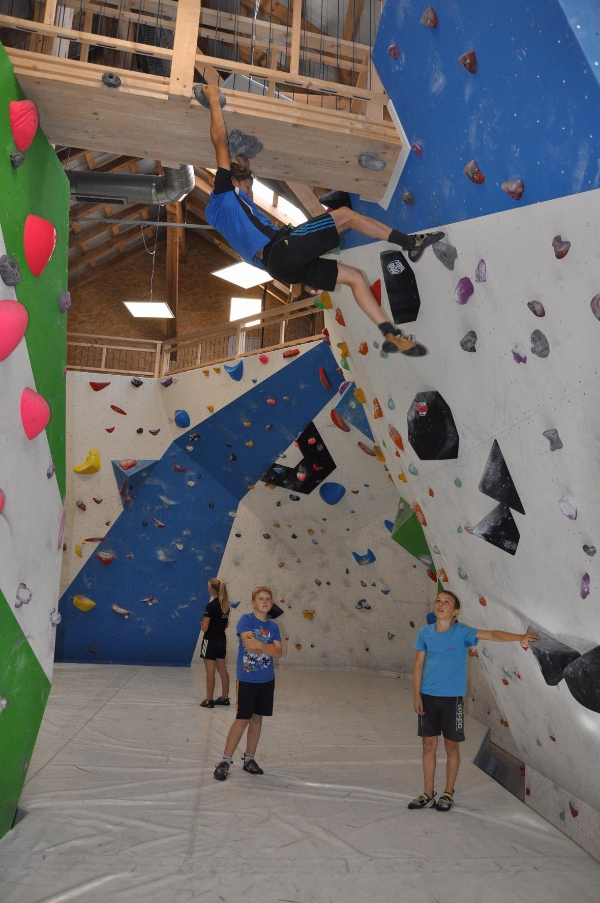 Marco klettert die Passage, welche die beiden Wände miteinander verbindet.