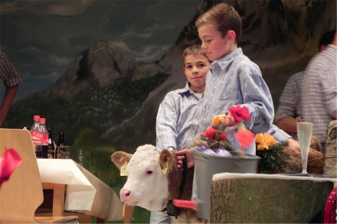 Marco und Fabian Knubel mit dem drei Wochen alte Kuhkalb Florentina.