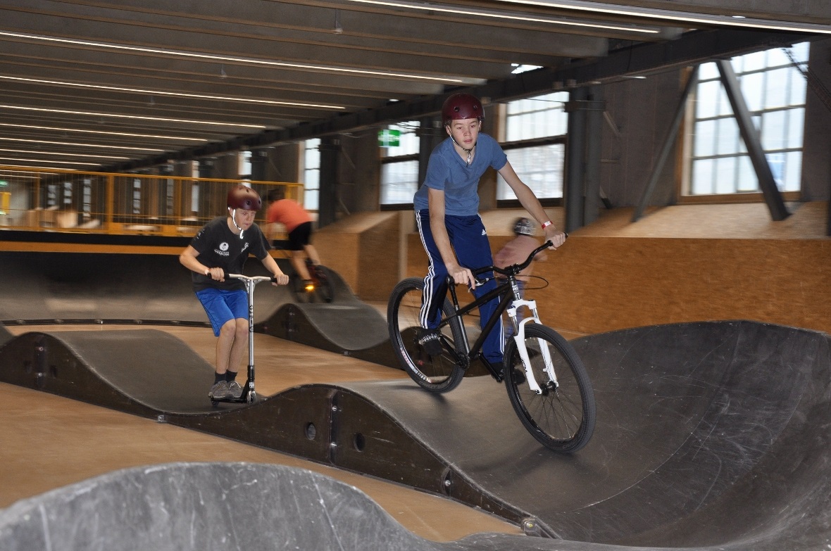 Marco und Yannic unterwegs auf dem Pump Track.