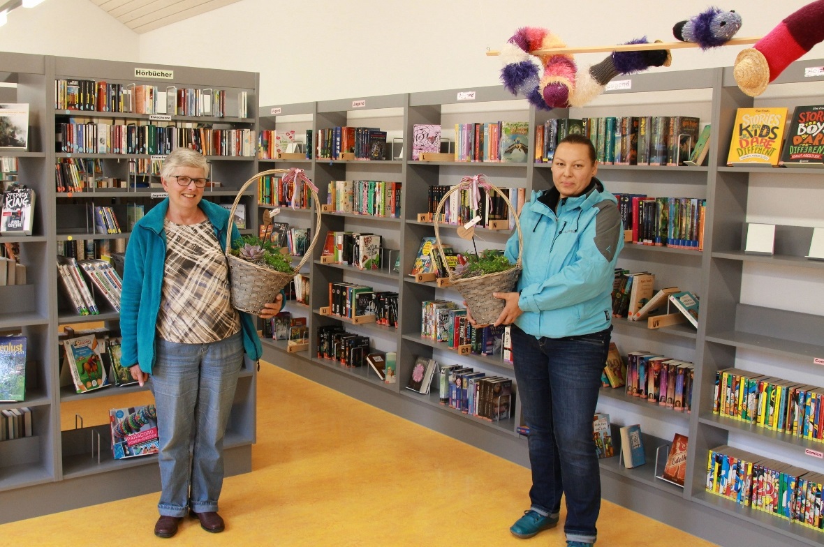 Maren Tischer (rechts) übernimmt die Leitung der Bibliothek Lenk von Käthi Wampfler.