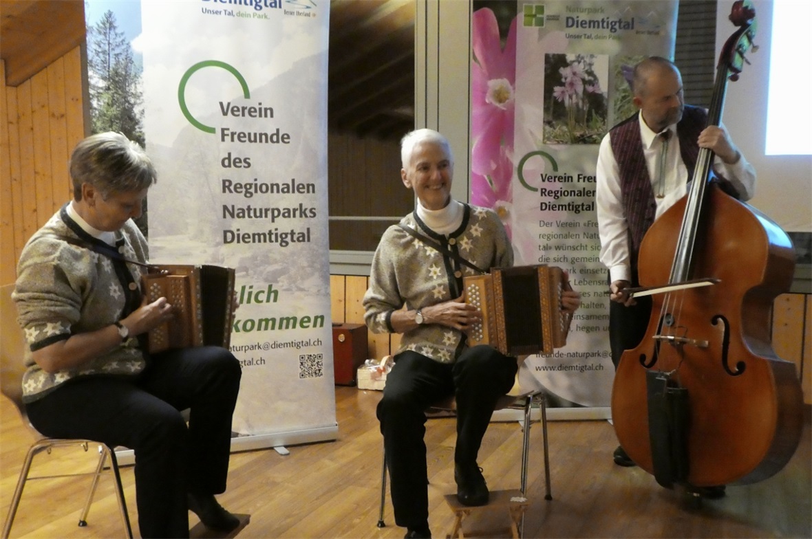 Maria Merz und ihre Musikkollegen überraschen die Versammlungsbesucher.