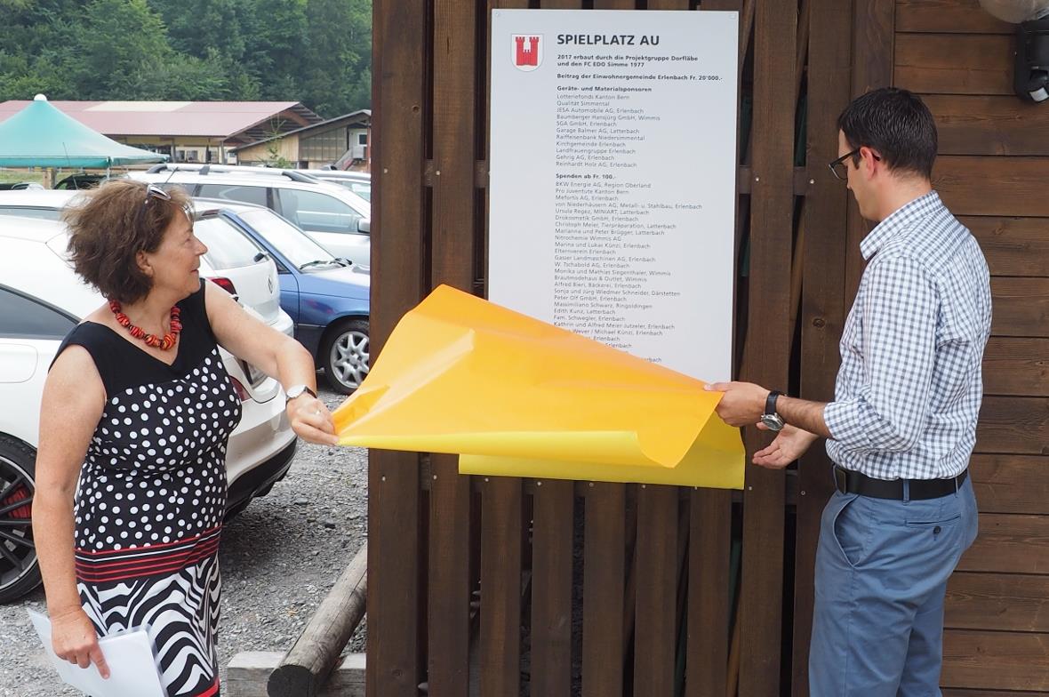 Marianne Brügger und Matthias Siegenthaler danken den Sponsoren mit einer Tafel.