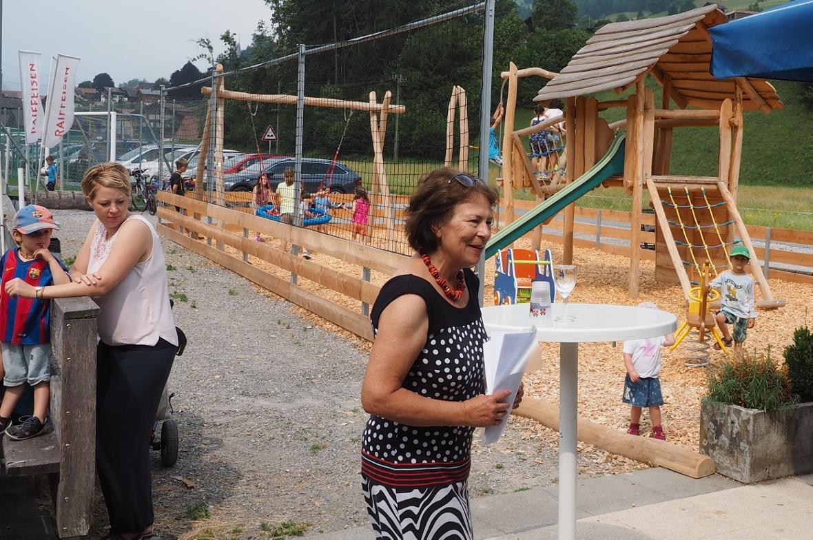 Marianne Brügger von der Projektgruppe Dorfläbe Erlenbach kann erfreut die Eröff...