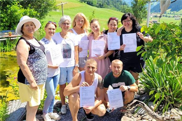 Marianne Hodel (dritte von links) mit den sichtlich stolzen Kursteilnehmern und deren Zertifikaten.