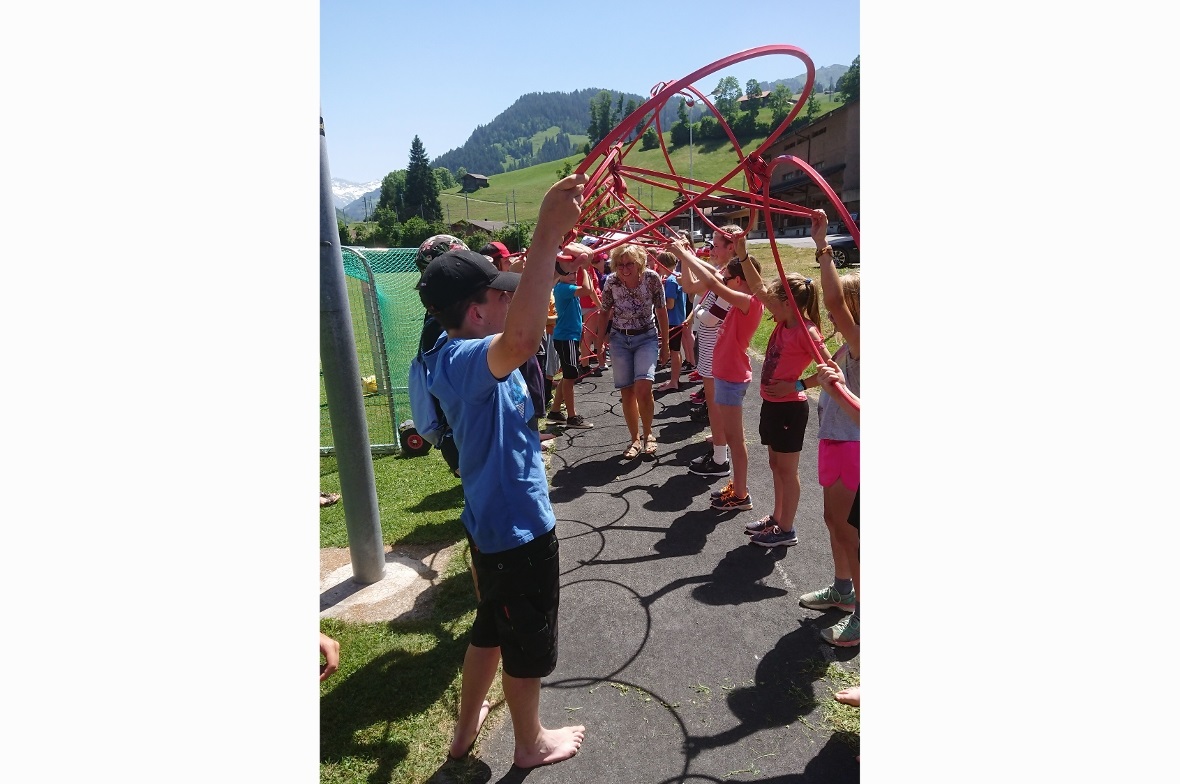 Marianne Hodel im Schülerspalier.