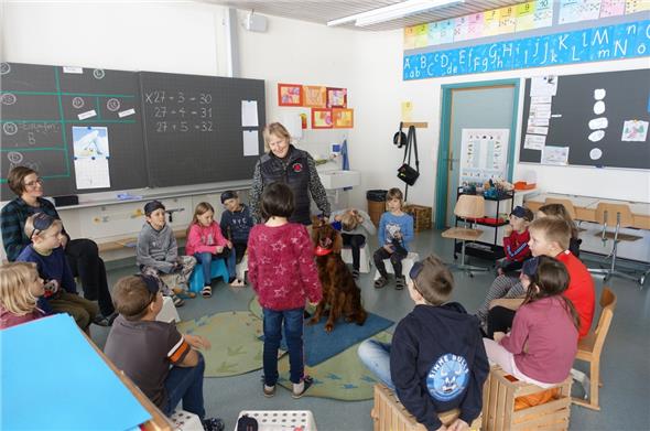 Marianne Messerli und Therapiehund Rose verabschiedeten sich anfangs Dezember im Kreisli von «ihrer» Lenker Klasse. Im Januar werden sie wieder kommen.