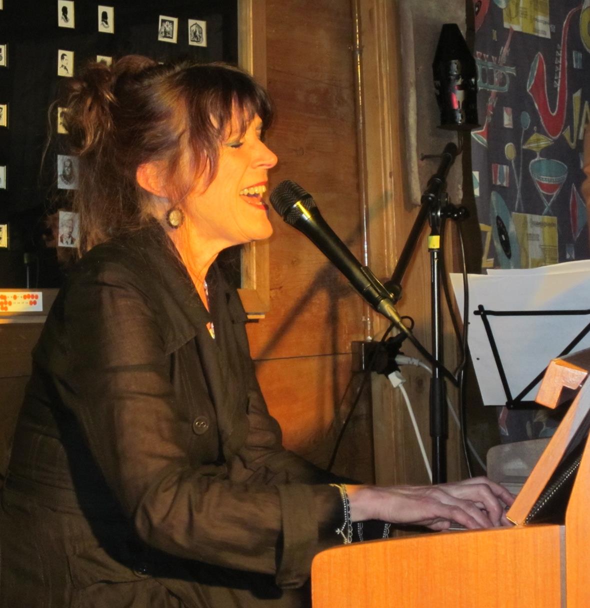 Marianne Racines warme Stimme kam gut zur Geltung in der gemütlichen Ambiance des Hüsy Blankenburg.