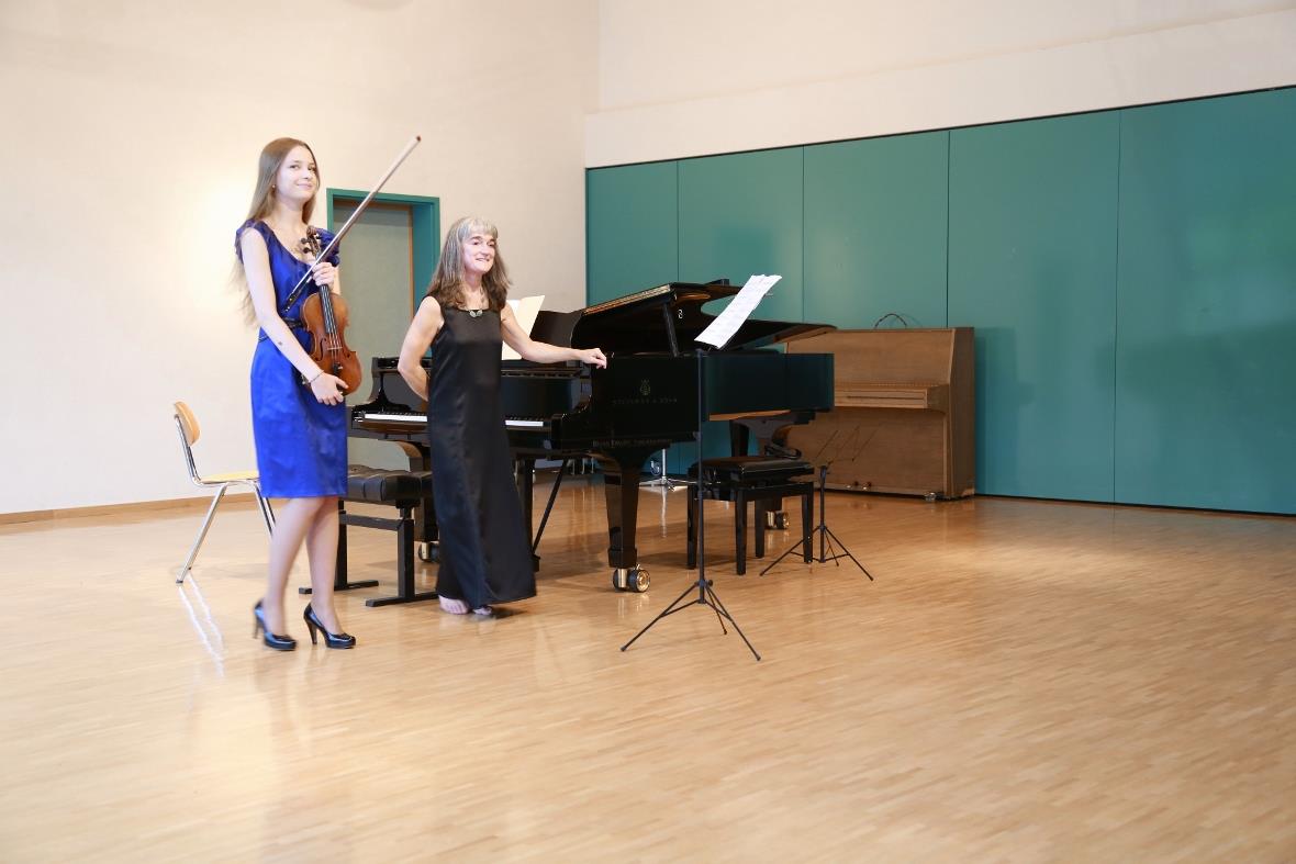 Marie-Sophie Baumgartner (Violine) und Tamara Chitadze am Flügel am Schlusskonze...