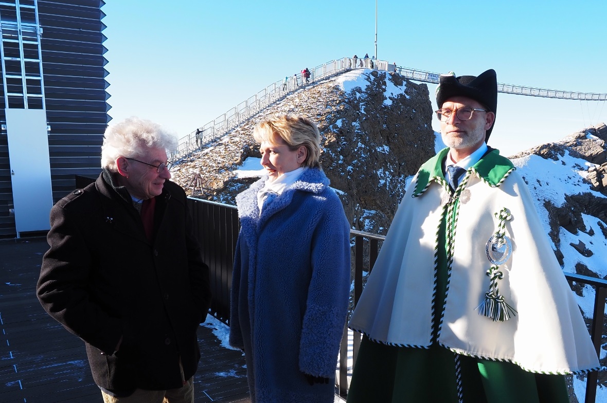 Mario Botta erklärt  Isabelle Moret die Umsetzung seiner Ideen für das Haus.