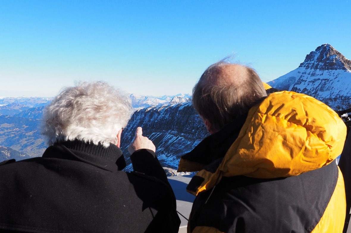 Mario Botte (links) blickt mit VR-Präsident Marcel Bach Richtung Jungfrau.