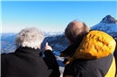 Mario Botte (links) blickt mit VR-Präsident Marcel Bach Richtung Jungfrau.