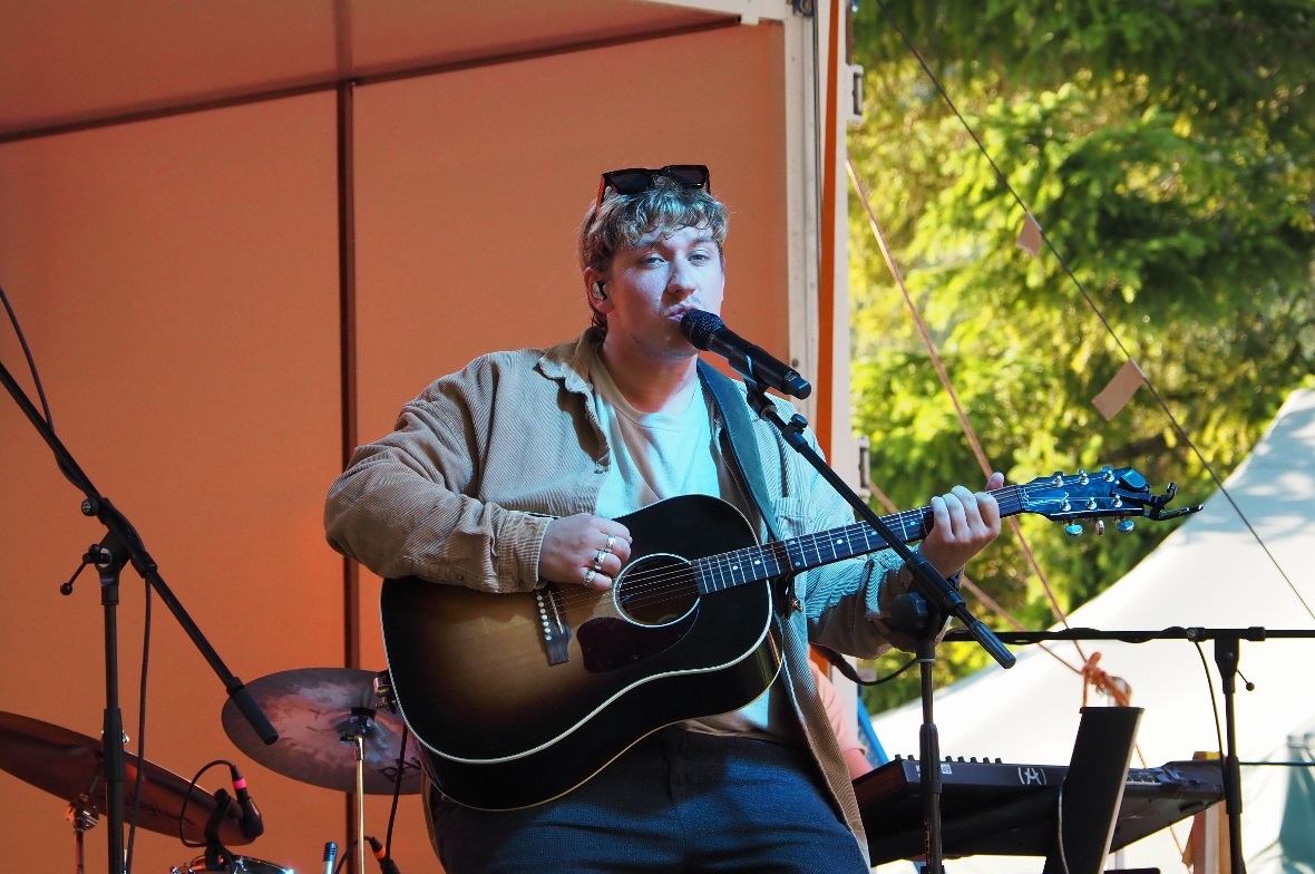 Marius Bear am Mittsommerfestival 2023 an der Lenk.