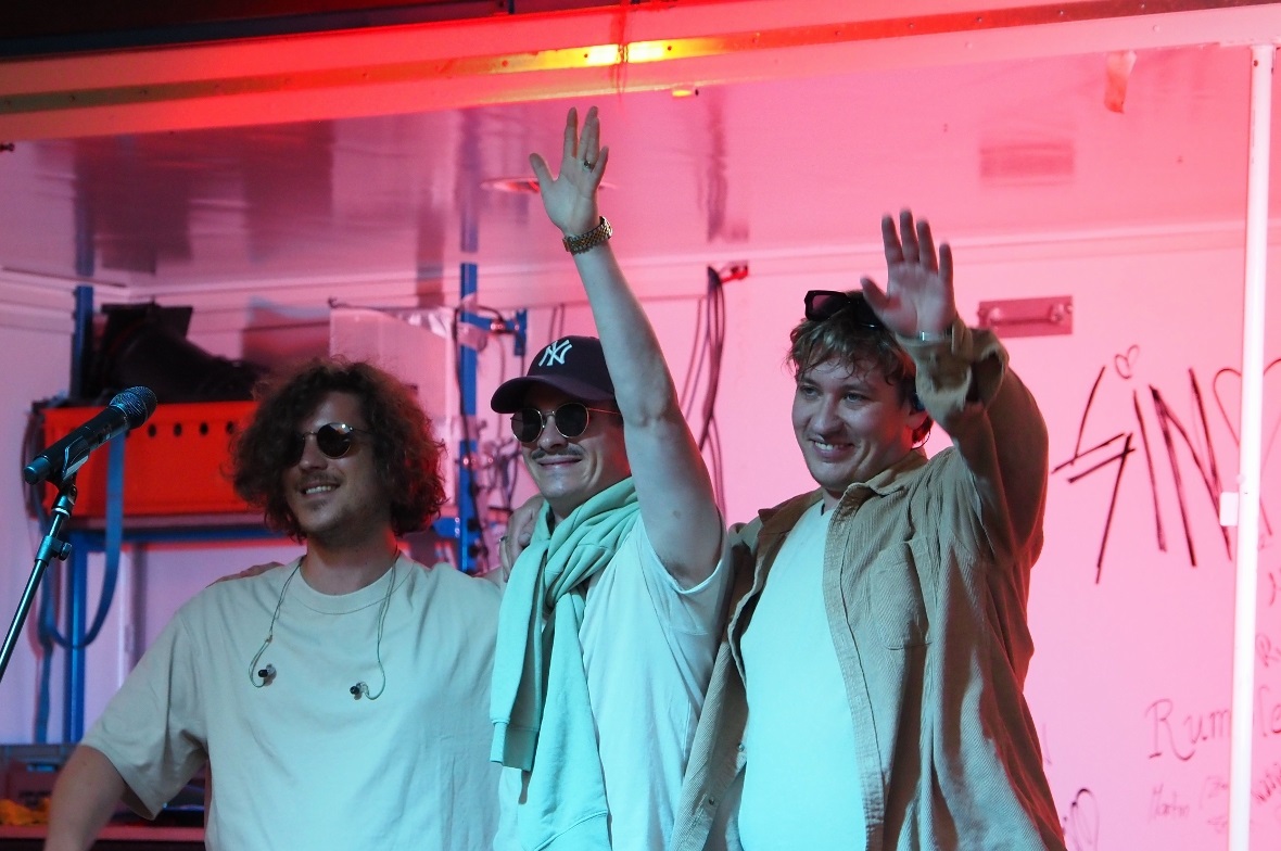 Marius Bear und ein Teil seiner Band am Mittsommerfestival 2023 an der Lenk.