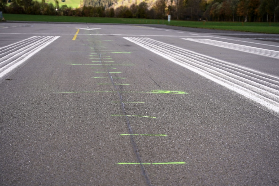 Markierungen auf der Landebahn, die auch das Abmessen der Differenz erleichtern.