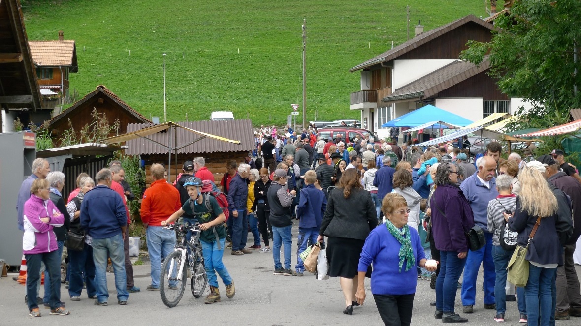 Markttreiben – die Besucher schlenderten gemütlich über den Bauernmarkt.