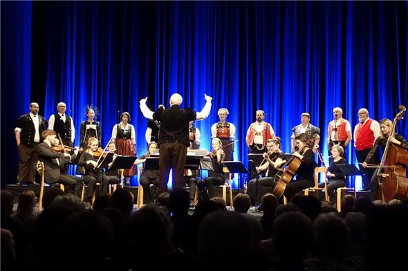 Markus Bühler (links) bot zusammen mit weiteren Jodelnden aus der ganzen Schweiz sowie Dirigent Peter Künzi und dem Orchester ein einzigartiges Musikerlebnis.