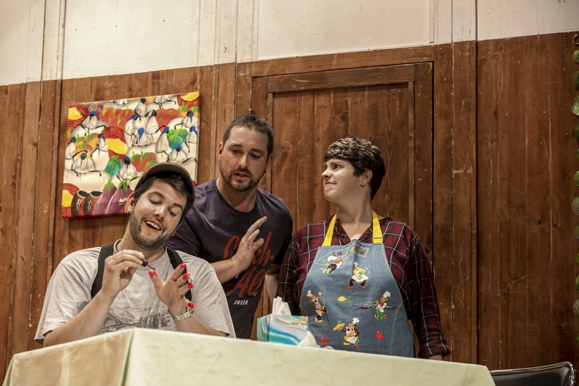 Markus Gebert (Joël Poschung) malt sich in Anwesenheit von Franz Tobler (Stefan ...