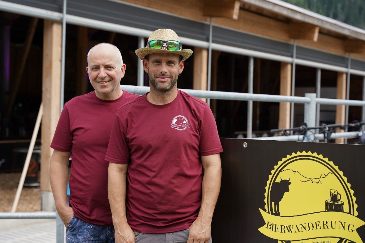 Markus Gerber und Joel Weiss vom OK auf dem Hof von David & Irene von Känel - de...