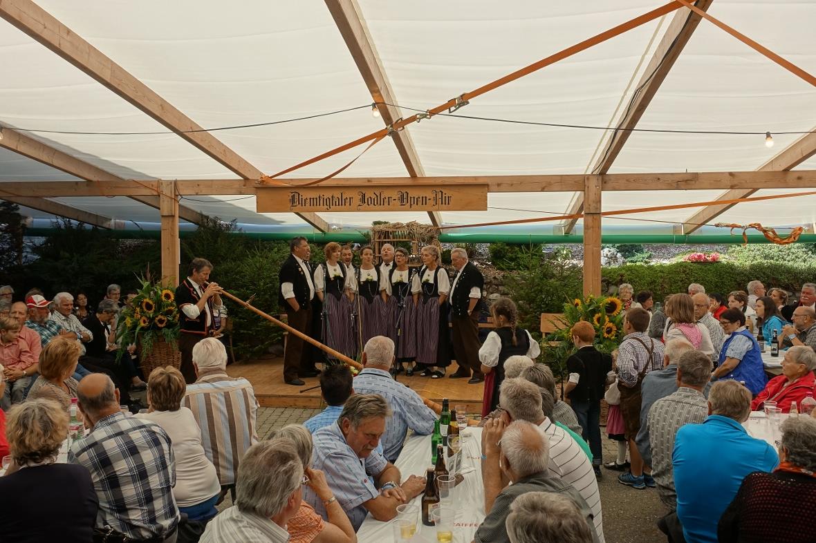 Markus Linder begleitete die Horejodler Diemtigtal zum Lied „D'Alperose sind am ...