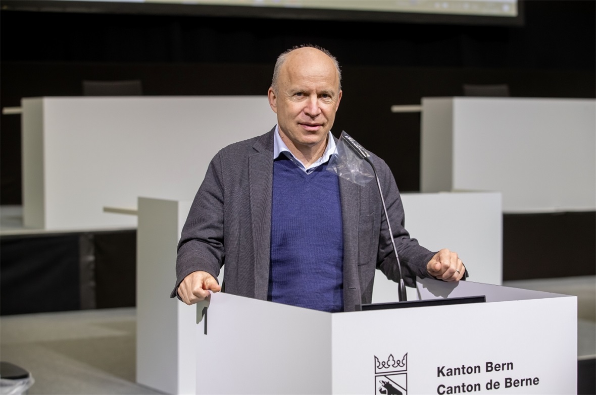 Markus Wenger am Rednerpult im Grossen Rat des Kantons Bern.
