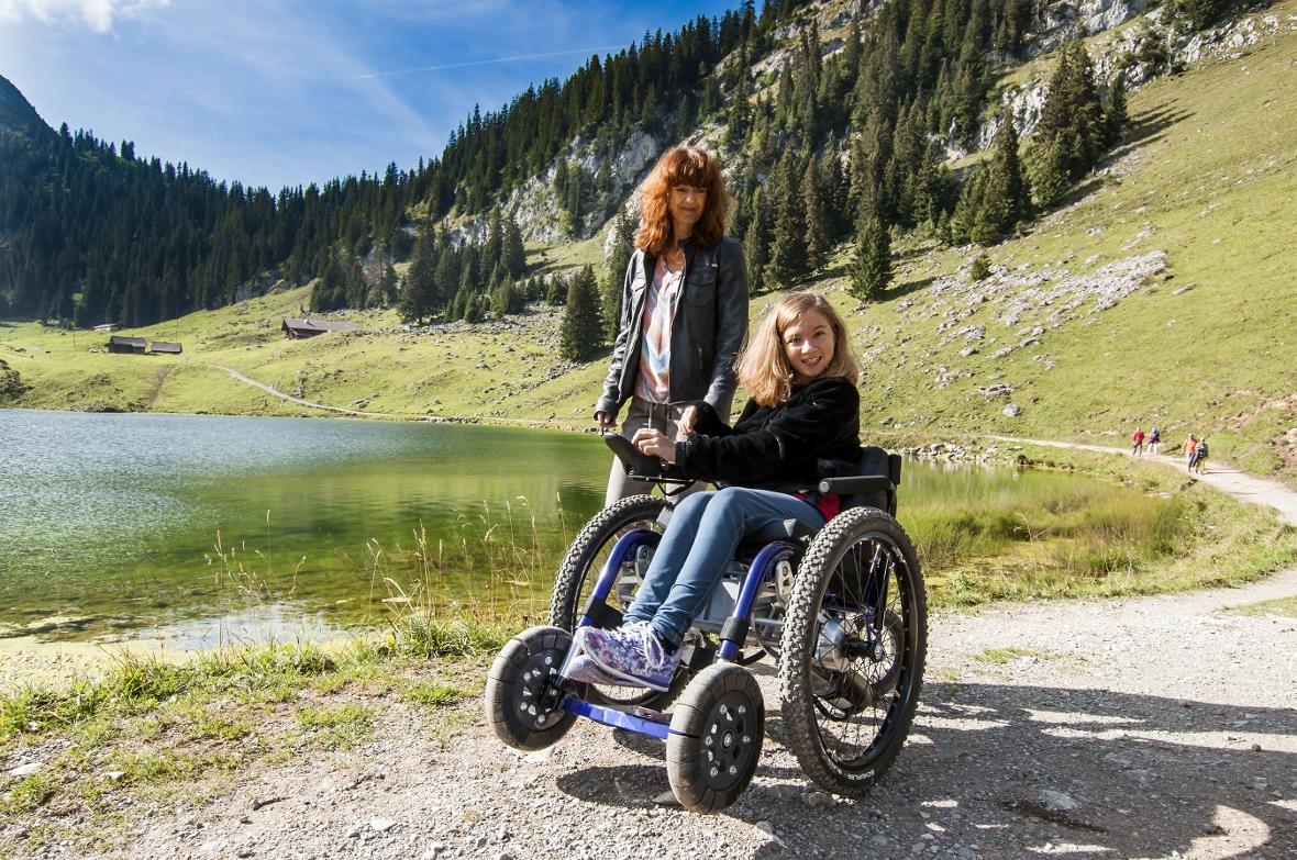 Marlène Thomi (im Rollstuhl) manövriert in Begleitung ihrer Mutter ohne Hilfe über den Seerundweg am Hinterstockensee.