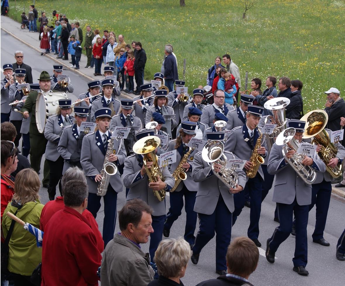 Marschmusikvorträge in St. Stephan: Die Musikgesellschaften aus Zweisimmen, Oberwil und Erlenbach-Diemtigtal.