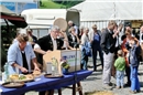 Martin Jutzeler versteigert einen Käse zu Gunsten des Agensteinhauses.