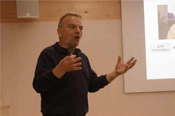 Martin Kaske ist Tierarzt und fachlicher Leiter von Rindergesundheit Schweiz. In seinem Referat erläuterte er das Pilotprojekt zum dreijährigen Impfobligatorium für Kälber, welches seit dem 1. Juli 2025 in Kraft steht.