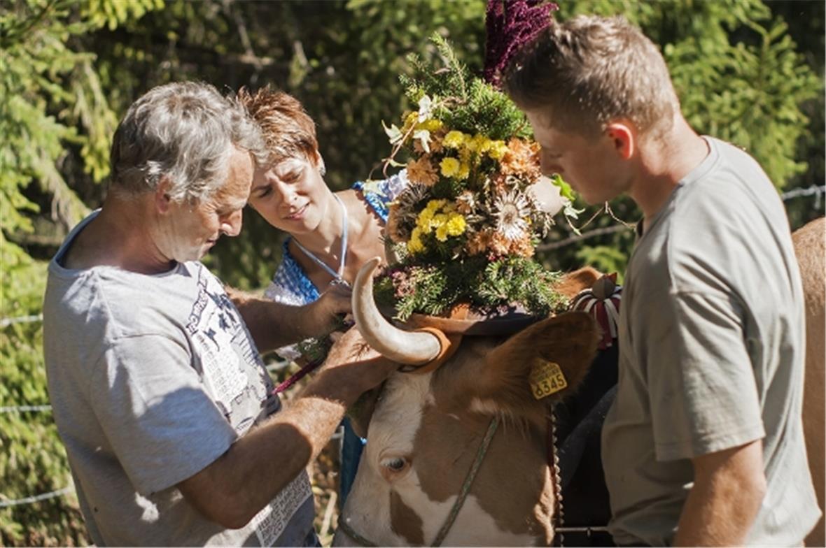 Martin Klossner mit Tochter Stefanie und Sohn André befestigen gemeinsam den ges...