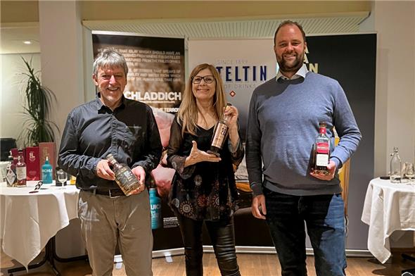 Martin Läuchli, Franziska Brunner und Björn Heimgärnter präsentierten eine Reihe interessanter Whiskys, abgerundet mit passenden Häppchen.
