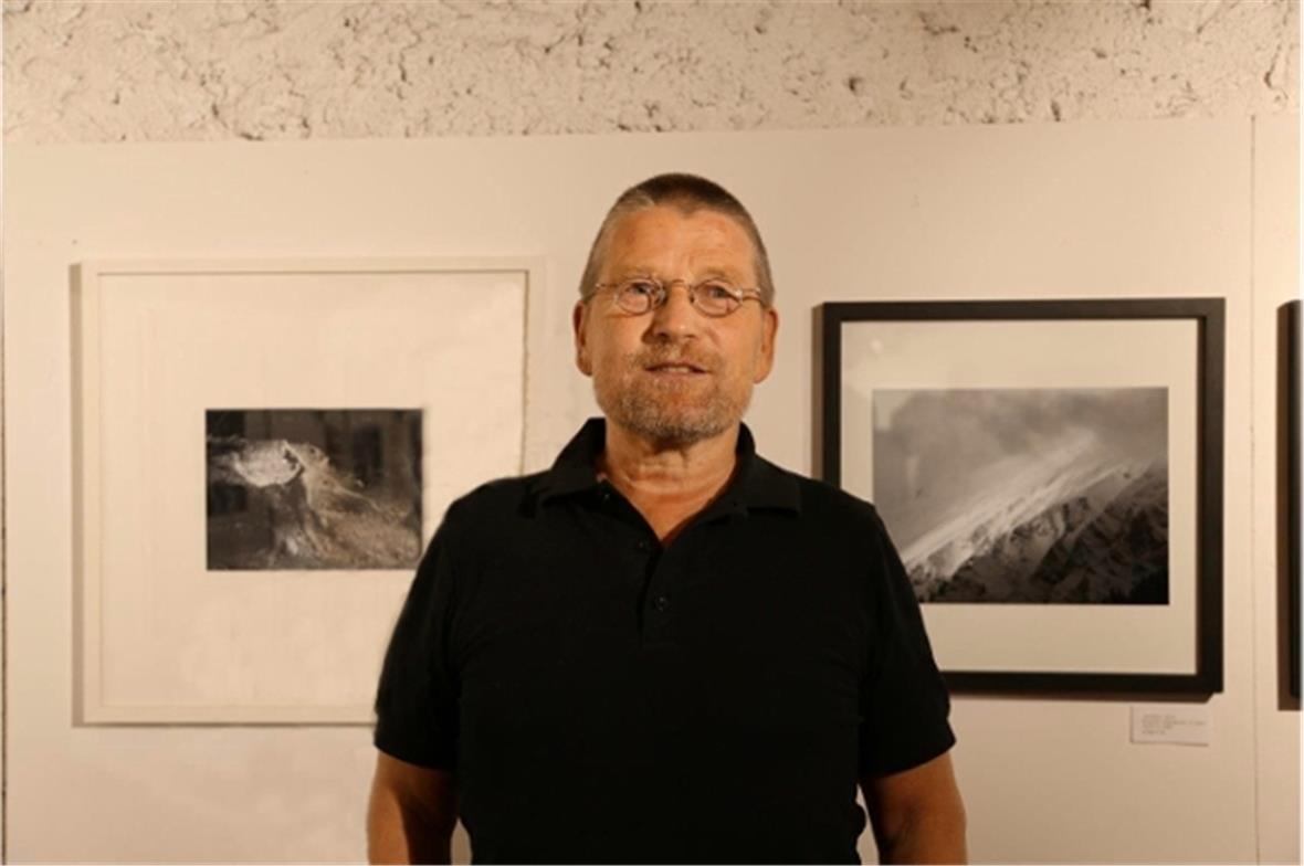 Ausstellung von Martin Loosli  Martin Loosli vor seinen Flöschbildern.