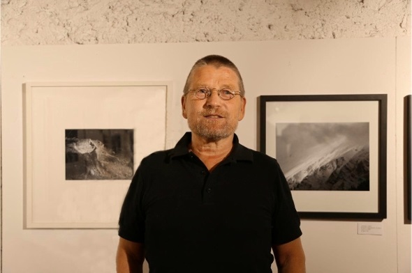 Martin Loosli vor seinen Flöschbildern.