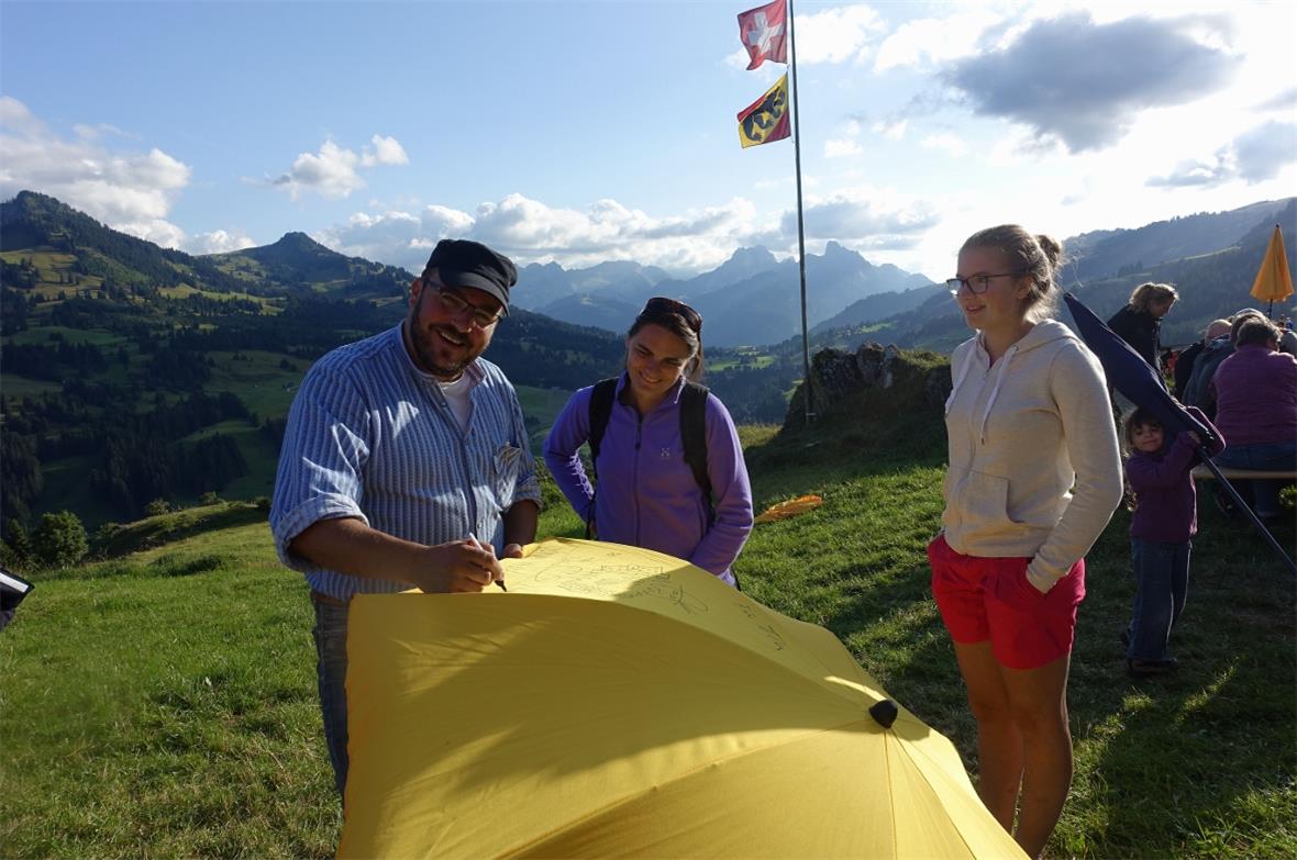 Martin Sumi signierte am letzten Schauenegg-Dorfet auf Wunsch die farbenfrohen Sonnenschirme, die die Besucher als Souvenir mit nach Hause nehmen konnten.