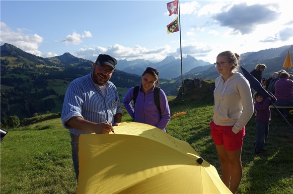 Martin Sumi signierte am letzten Schauenegg-Dorfet auf Wunsch die farbenfrohen Sonnenschirme, die die Besucher als Souvenir mit nach Hause nehmen konnten.
