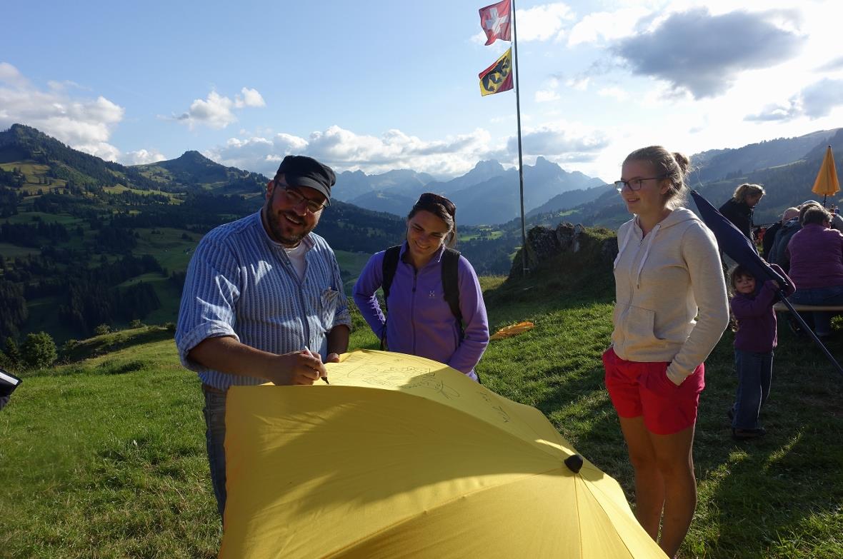 Martin Sumi signierte am letzten Schauenegg-Dorfet auf Wunsch die farbenfrohen S...