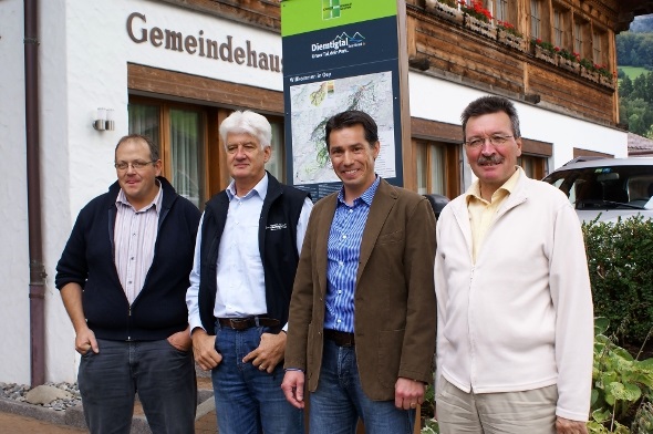 Martin Wiedmer, Gemeinderatspräsident; der in den Ruhestand tretende Naturpark-Geschäftsführer Ueli Sahli, sein Nachfolger Peter Knutti und der Präsident der Naturpark-Kommission Markus Mösching