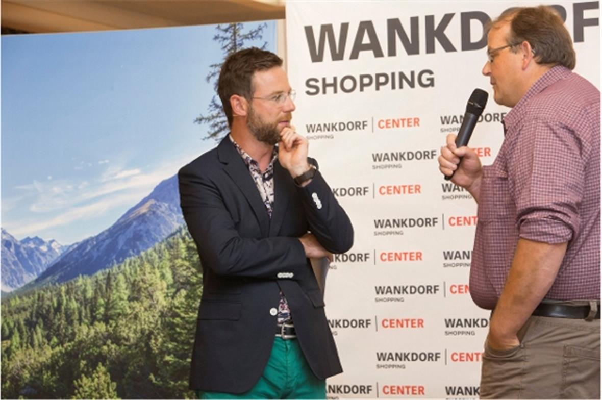 Martin Wiedmer (rechts) und Nik Hartmann unterhalten sich über den Naturpark Diemtigal.