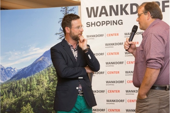 Martin Wiedmer (rechts) und Nik Hartmann unterhalten sich über den Naturpark Diemtigal.