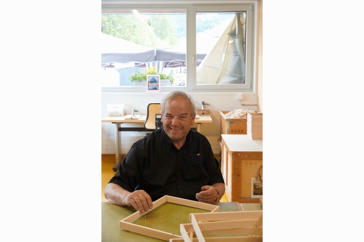 Martin führte Besuchende durch die Werkstatt.