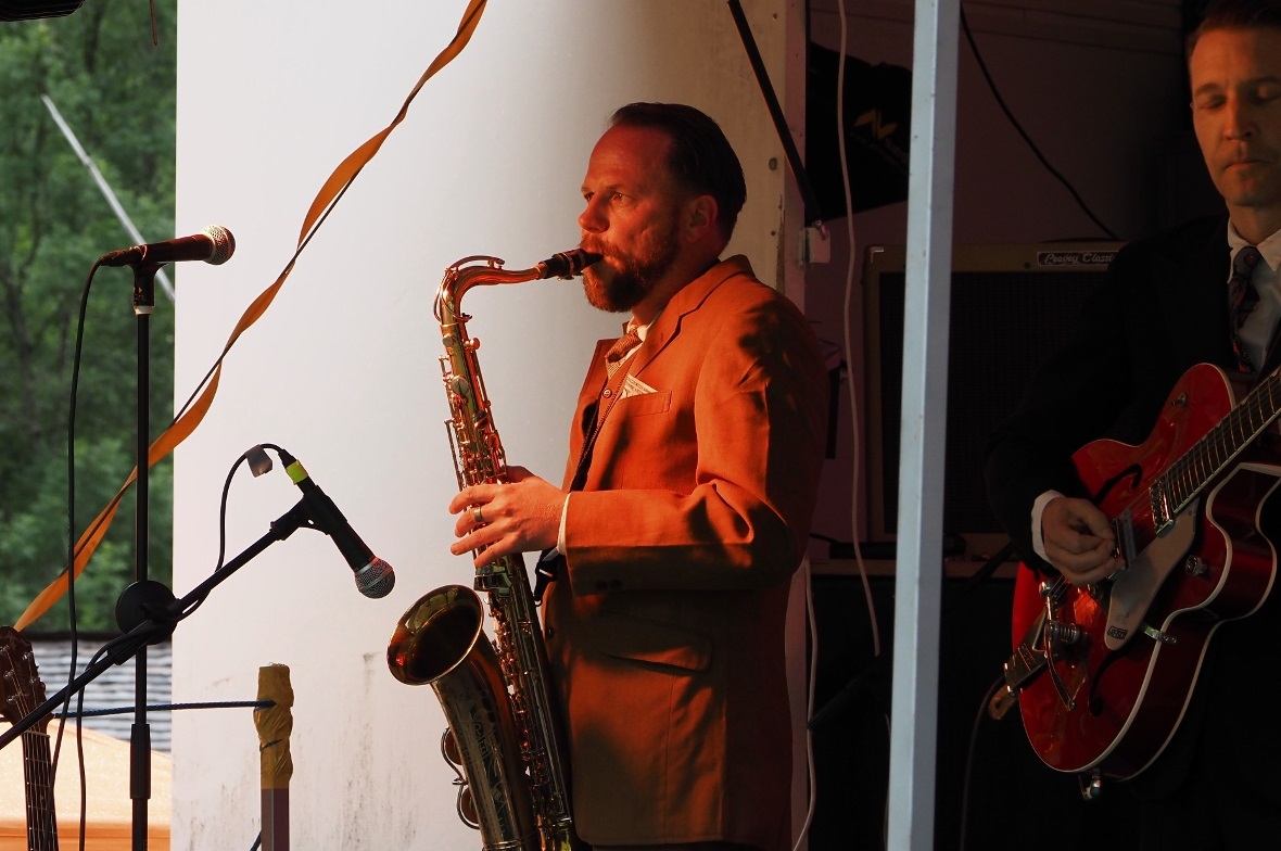 Martin von Rumble Jim (Saxophon und Gitarre).